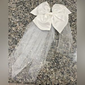 Pearl bowl hair clip wedding vale